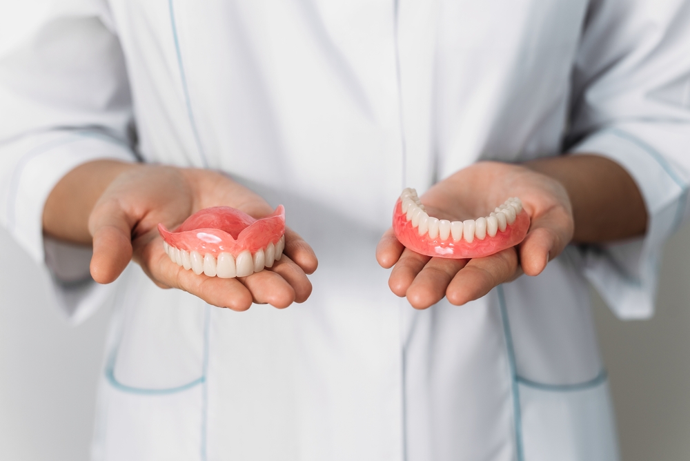 maintaining oral hygiene with dentures the right way